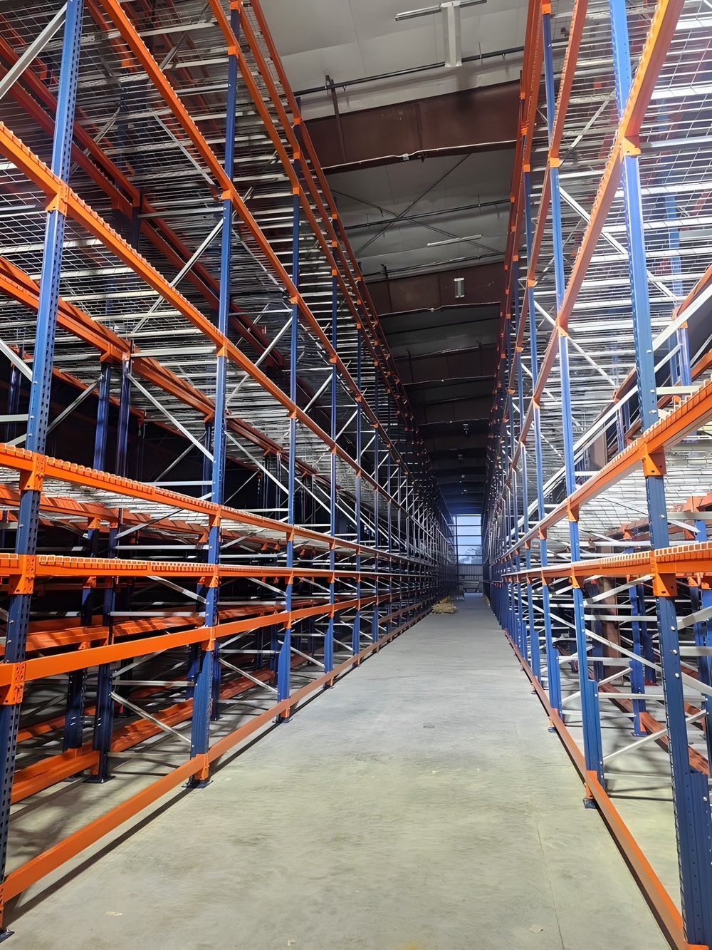 Long selective pallet rack aisle with wire decking, from a Hammerhead new-facility installation
